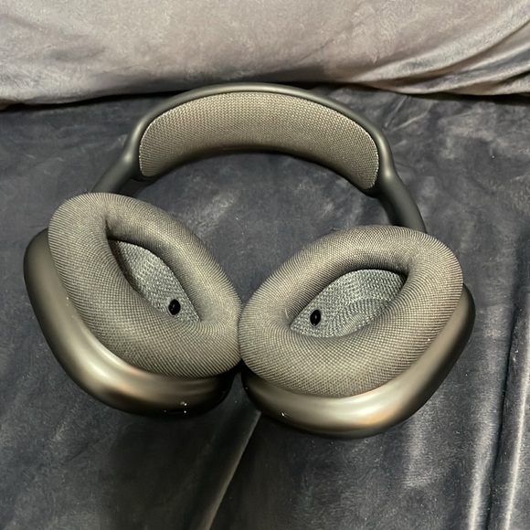 Apple AirPods Max in Space Grey - Picture 9 of 14